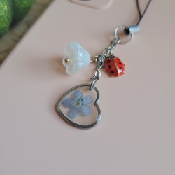 Bijoux de téléphone pendentif coeur avec fleur séchée de Myosotis.