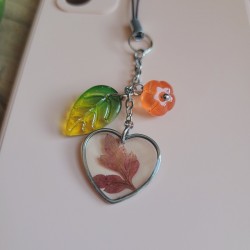 Bijoux de téléphone pendentif coeur avec feuille séchée de Géranium.