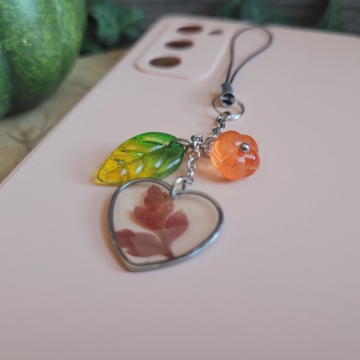 Bijoux de téléphone pendentif coeur avec feuille séchée de Géranium.