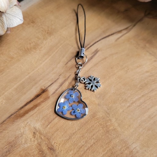 Bijoux de téléphone spécial Noël avec pendentif coeur avec fleur séchée de Myosotis.