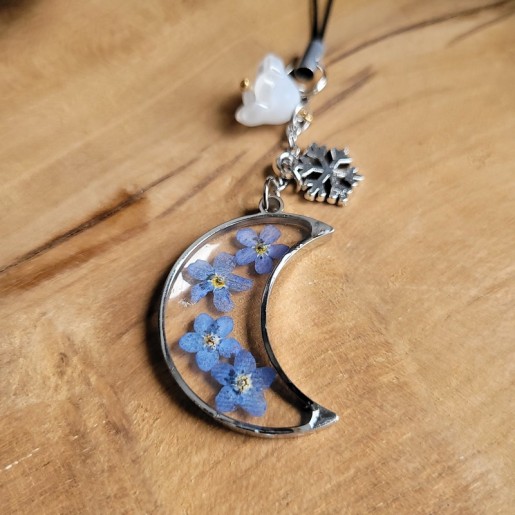 Bijoux de téléphone spécial Noël avec pendentif lune et fleurs séchées de Myosotis.