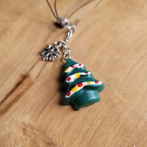 Bijoux de téléphone spécial Noël avec pendentif sapin en résine et mini flocon.