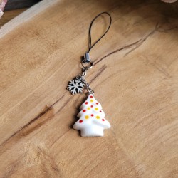 Bijoux de téléphone spécial Noël avec pendentif sapin en résine et mini flocon.