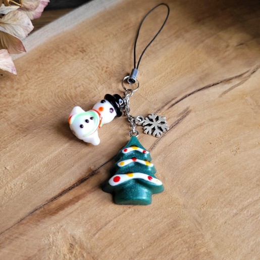 Bijoux de téléphone spécial Noël avec pendentif sapin en résine, mini flocon et pendentif bonhomme de neige en verre.