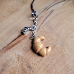 Bijoux de téléphone de gourmand avec pendentif en forme de croissant.