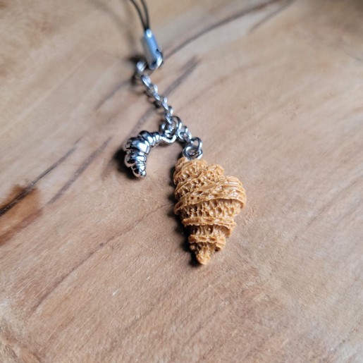 Bijoux de téléphone de gourmand avec pendentif en forme de croissant.