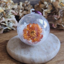 Boule de Noël en plastique avec fleur séchée d'Immortelle orange et fausse neige.