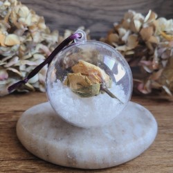 Boule de Noël en plastique avec fleur séchée de Bouton de Rose et fausse neige.