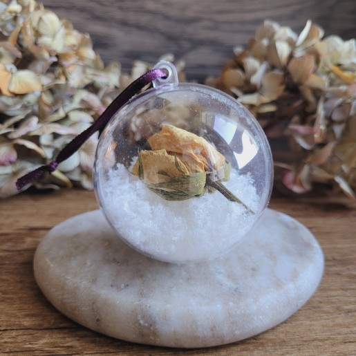 Boule de Noël en plastique avec fleur séchée de Bouton de Rose et fausse neige.