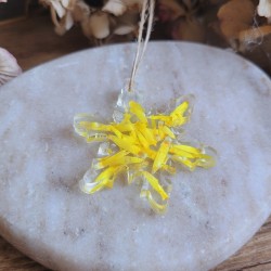 Suspension flocon en résine et fleur séchée d'Immortelle jaune.