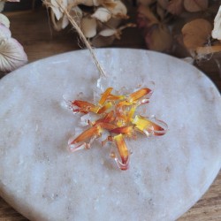 Suspension flocon en résine et fleur séchée d'Immortelle orange.