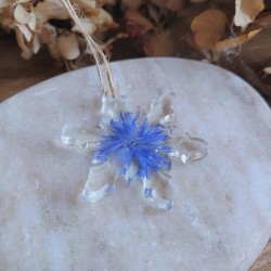 Suspension flocon en résine et fleur séchée de Bleuet