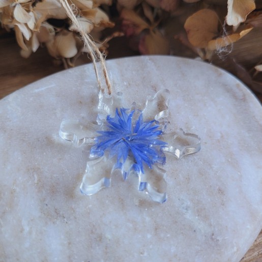 Suspension flocon en résine et fleur séchée de Bleuet