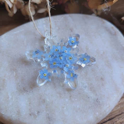 Suspension flocon en résine et fleurs séchées de Myosotis