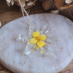 Suspension flocon en résine et fleurs séchées de Bouton d'Or