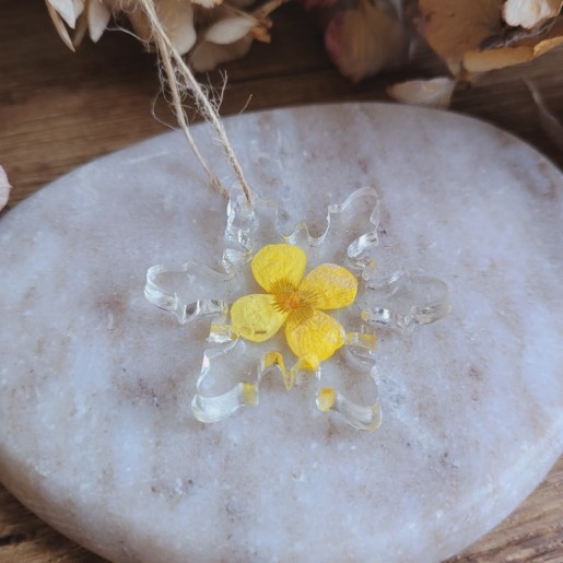 Suspension flocon en résine et fleurs séchées de Bouton d'Or