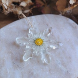 Suspension flocon en résine et fleurs séchées de Pâquerette.