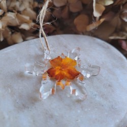 Suspension flocon en résine et fleurs séchées d'Oeillet d'Inde.