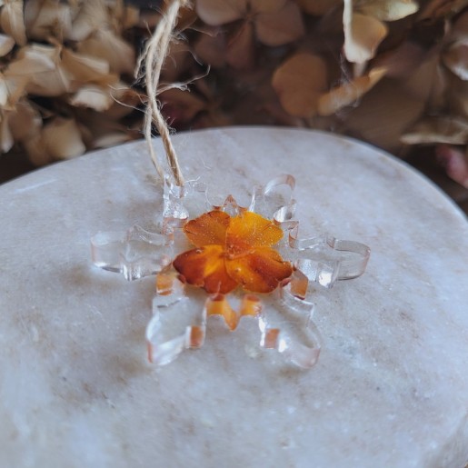 Suspension flocon en résine et fleurs séchées d'Oeillet d'Inde.