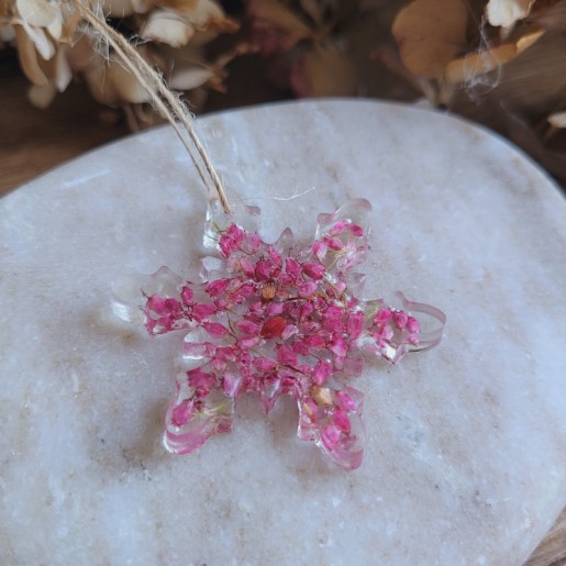Suspension flocon en résine et fleurs séchées de Bruyère