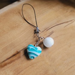 Bijoux de téléphone avec pendentif coeur et fleur de muguet en verre.