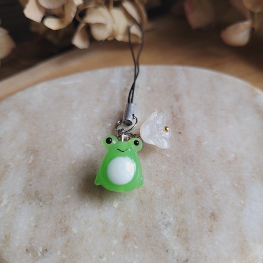 Bijoux de téléphone avec pendentif grenouille et fleur blanche en verre.