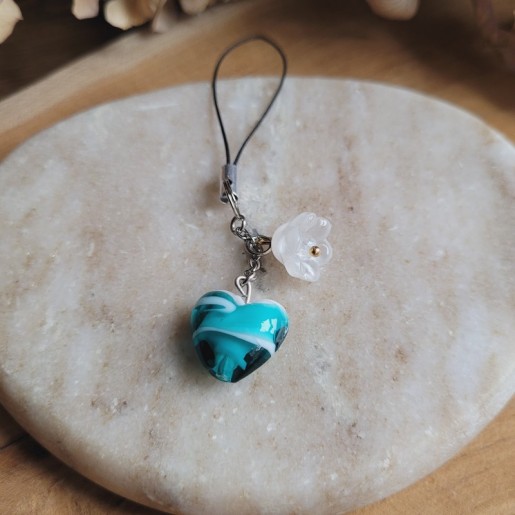 Bijoux de téléphone avec pendentif coeur et fleur blanche en verre.