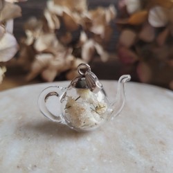Pendentif théière en verre et fleurs séchées de Gypsophiles.