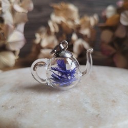 Pendentif théière en verre et fleurs séchées de Bleuets.