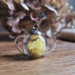 Pendentif théière en verre et fleurs séchées de Statices.