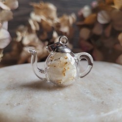 Pendentif théière fleurs séchées d'Immortelle blanche.