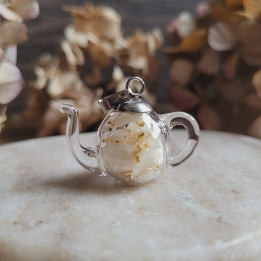 Pendentif théière fleurs séchées d'Immortelle blanche.