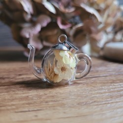 Pendentif théière fleurs séchées de Spirée.