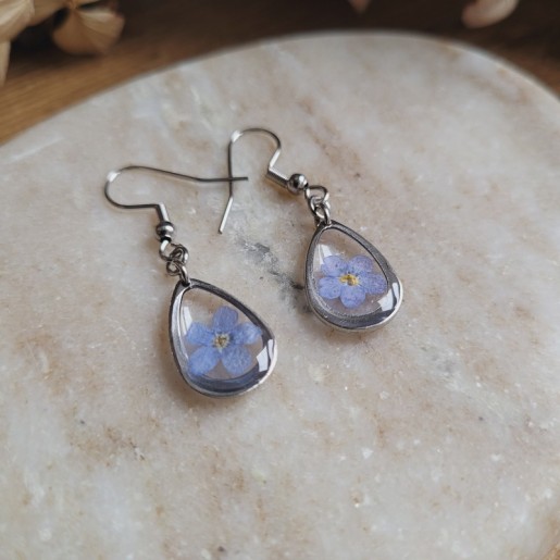 Boucles d'oreilles gouttes fleurs séchées de Myosotis.