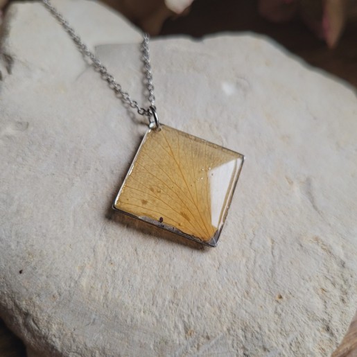 Pendentif cadre carré avec fleur séchée de Rose jaune.