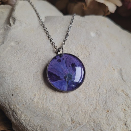 Pendentif cercle fleurs séchées d'Hortensia violet.