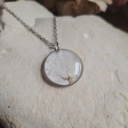Pendentif cercle fleurs séchées d'Hortensia blanc.