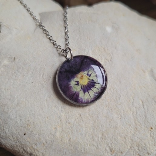 Pendentif cercle fleurs séchées de Pensée.