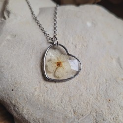 Pendentif coeur fleurs séchées de Spirée.
