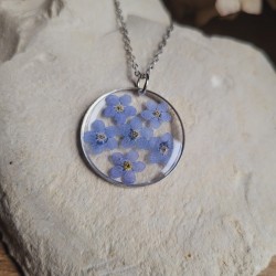 Pendentif cercle fleurs séchées de Myosotis.