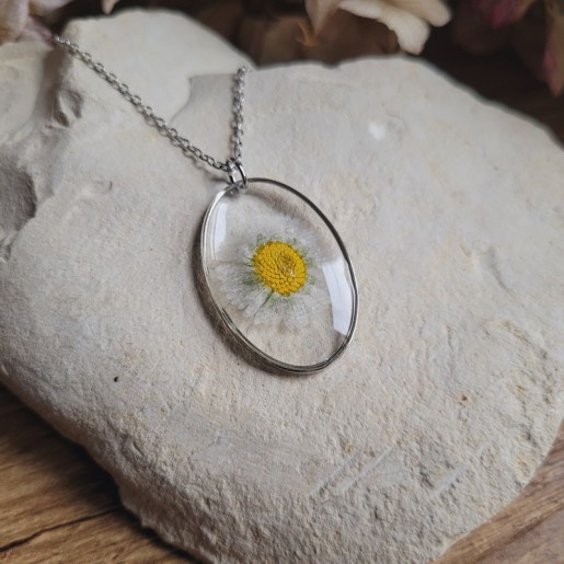 Pendentif ovale fleurs séchées de Pâquerette.