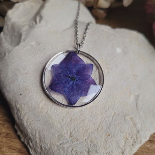 Pendentif cercle fleur séchée d'Hortensia violet.