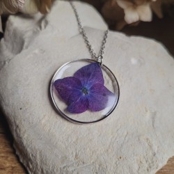 Pendentif cercle fleur séchée d'Hortensia violet.