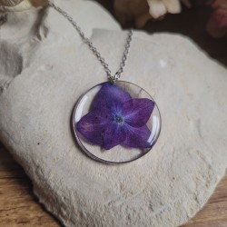 Pendentif cercle fleur séchée d'Hortensia violet.