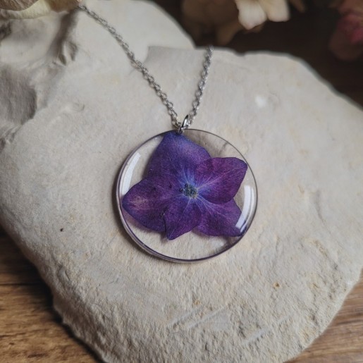 Pendentif cercle fleur séchée d'Hortensia violet.
