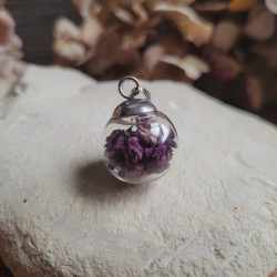 Pendentif sphère 1.8 cm en verre et fleurs séchées de Lilas.