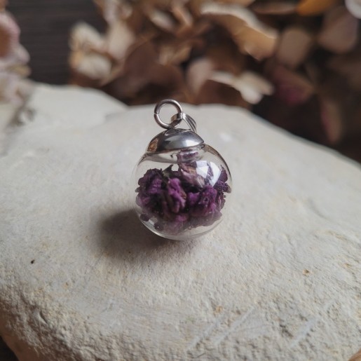 Pendentif sphère 1.8 cm en verre et fleurs séchées de Lilas.