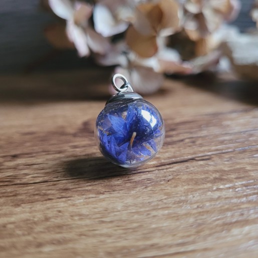 Pendentif sphère 1.8 cm en verre et fleurs séchées de Bleuet.