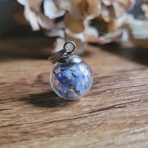 Pendentif sphère 1.8 cm en verre et fleurs séchées de Myosotis.