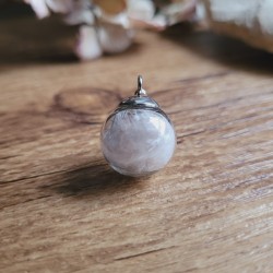 Pendentif sphère en verre avec plume naturelle de Tourterelle.